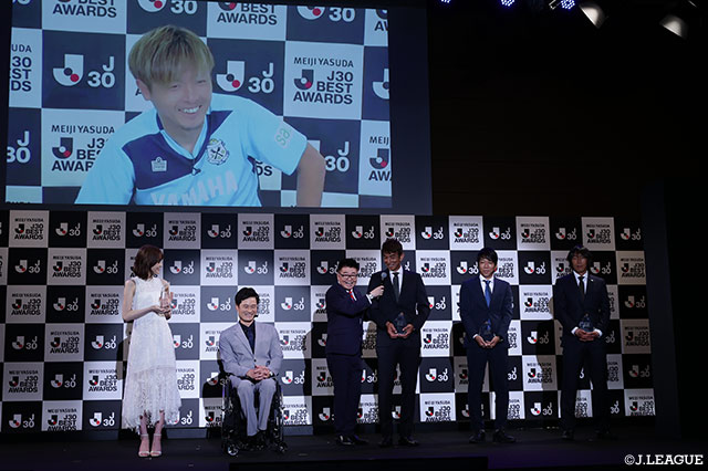 MVPを獲得した遠藤 保仁は「数多くの選手の中、先輩方の中から選んでいただいて本当にうれしく思います。一応まだ現役なので、まだまだ頑張りたいなと思います」と、さらなる活躍を誓った