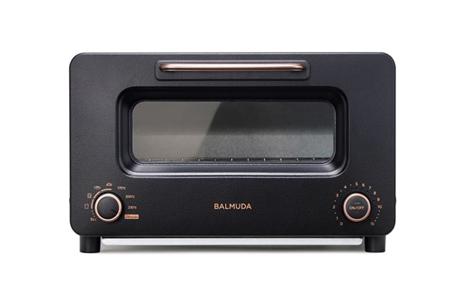圧倒的熱量。プロの火入れを実現するトースター。 スチームテクノロジーと温度制御により、表面はさっくりと香ばしく、中には水分を閉じ込めてふわふわに窯から出したばかりの焼きたての味を再現します。パンのおいしさを引き出す機能はそのままに、新たに「サラマンダーモード」が加わりました。 料理やパン、デザートまで。いつもの一皿が、たちまちレストランの味わいに仕上がります。