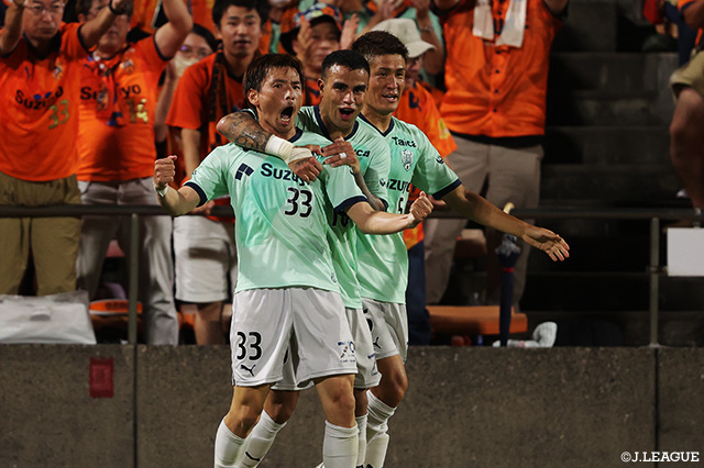 清水は3勝1分と無敗で乗り切り、自動昇格となる2位の磐田との差を1ポイントに縮めた