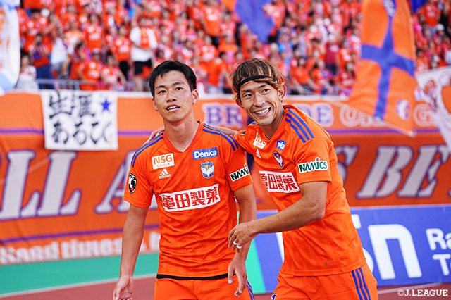 残留争いに陥りつつあった新潟は2勝2分とし、11位にまで順位を上げた