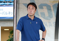 濱崎監督は今季就任し、明治安田生命Ｊ２リーグで11勝14分17敗（17位）の成績でした