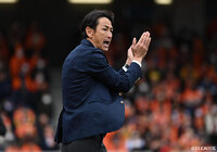 渡邉監督は今季途中より指揮を執り、チームをＪ１昇格プレーオフに導きました