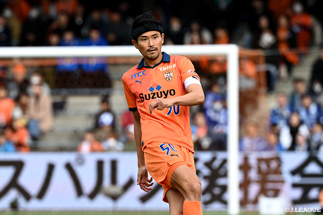 鈴木は2021年より清水に在籍し、今季の明治安田生命J2リーグで40試合・2得点の成績でした