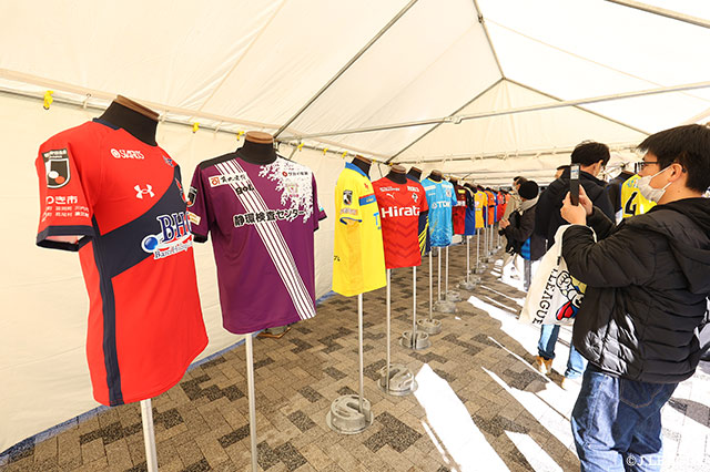 全てのユニフォームを揃ってチェックすることができる機会はFUJIFILM SUPER CUP 2024だけ！（※2023年2月11日撮影）