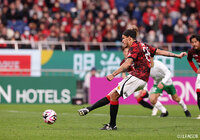 東京Ｖと対戦した浦和は、試合終盤にアレクサンダー ショルツがPKを決めて1-1のドロー持ち込んでいる