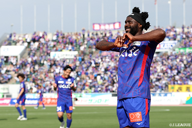 40歳となっても勢いが衰えないピーター ウタカ(甲府)のパフォーマンスに注目が集まる