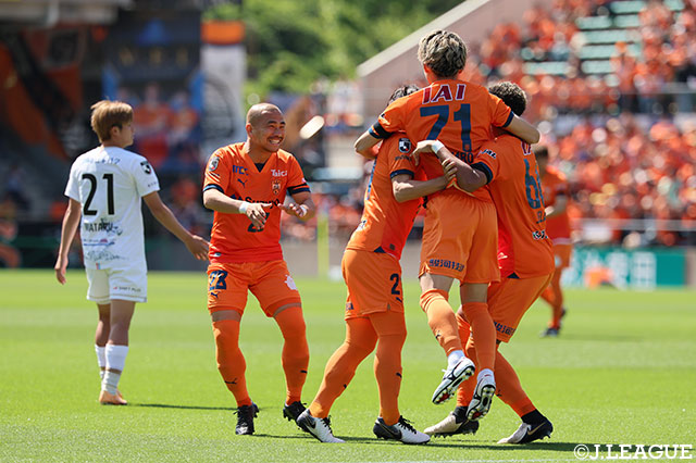 4発快勝の清水が7連勝を達成！ 仙台に敗れた群馬は武藤新監督の初陣を白星で飾れず【サマリー：明治安田Ｊ２ 第15節】