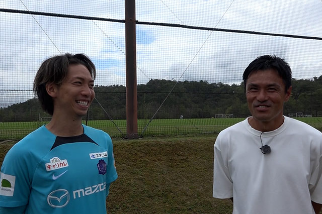 川辺駿選手(サンフレッチェ広島)、解説:駒野友一(サンフレッチェ広島スクールコーチ)