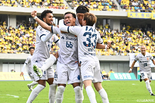 清水がJ1復帰を果たし、栃木と鹿児島はJ3へ。プレーオフ出場争いは4チームが勝点1差にひしめく大混戦に【マンスリーレポート(10月):明治安田J2】