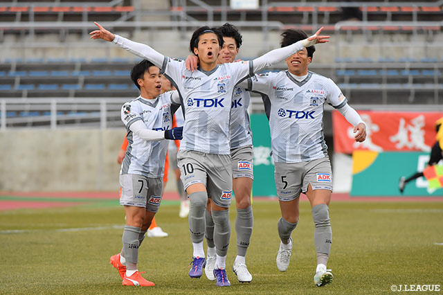 秋田が小松の2得点の活躍で2連勝！札幌は開幕2連敗に【サマリー：明治安田Ｊ２ 第2節】