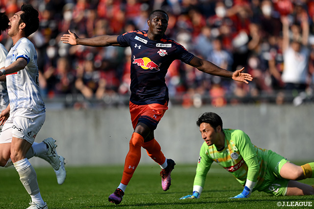 先週のリーグ戦で、途中出場からゴールを決めたオリオラ サンデー(大宮)がこの試合でも結果を残せるか