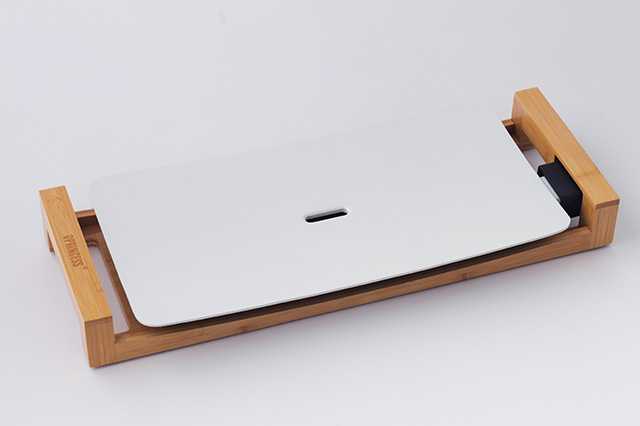 デザイン賞受賞の美しすぎるホットプレート。美味しい、ヘルシー、お手入れ簡単。遠赤外線効果で野菜、肉、海鮮など、あらゆる素材本来の美味しさに出会えます。オイルフリー調理可能で、中央のスリットが余分なオイルを逃してくれてヘルシー。汚れはサッと一拭きなどお手入れも簡単です。コンパクトで収納にも便利。