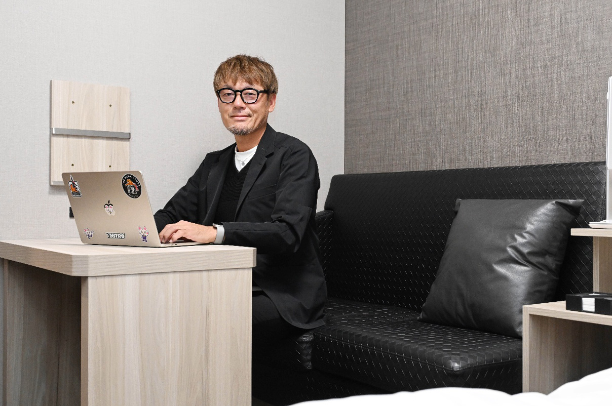 出張先でパソコンに向かうことが多いという森岡さんは、独立したデスクを高く評価する