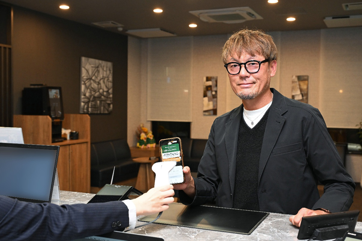 普段からルートインホテルズを愛用する森岡さんが、公式アプリでのチェックインを初めて体験