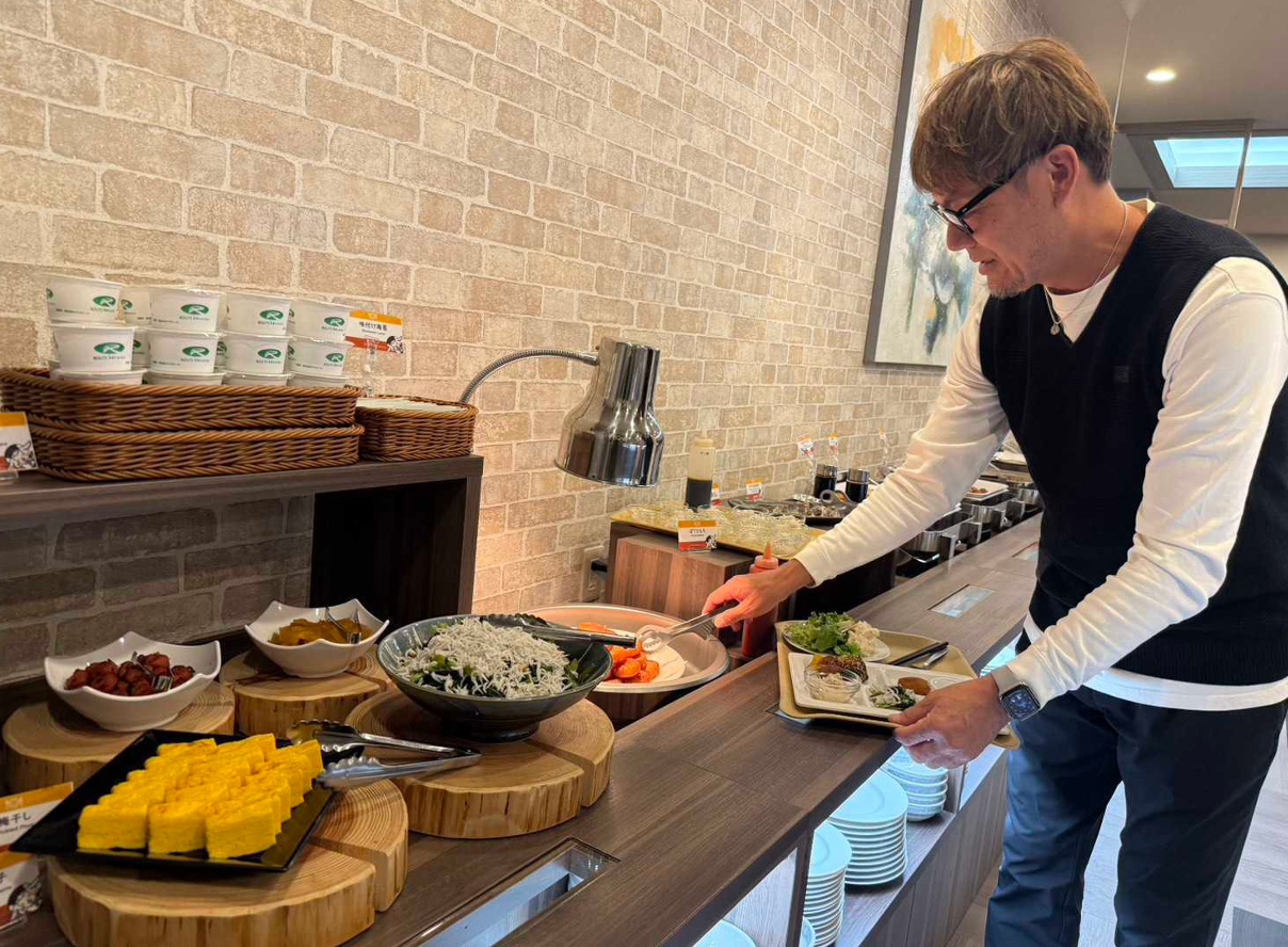 30品目以上のメニューが並ぶバイキング朝食。森岡さんは「食べ過ぎてしまった」と大満足