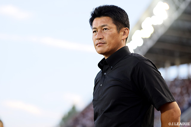 吉田監督は2022年より指揮を執り、2023年、2024年とリーグ連覇を達成。今季の明治安田Ｊ１リーグで18勝10分9敗の成績となっています（37節終了時）