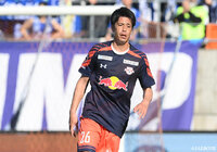 17年に渡る現役生活では、J1リーグ通算52試合・1得点、J2リーグ通算158試合・10得点、J3リーグ通算18試合・1得点を記録しました