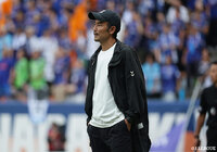 小林監督は今季の明治安田J2リーグでは20勝9分9敗(3位)の成績で、J1昇格プレーオフを制してチームをJ1に導きました