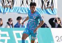 新川は昨年、鳥栖とプロ契約を締結し、明治安田Ｊ２で33試合・5得点の成績でした