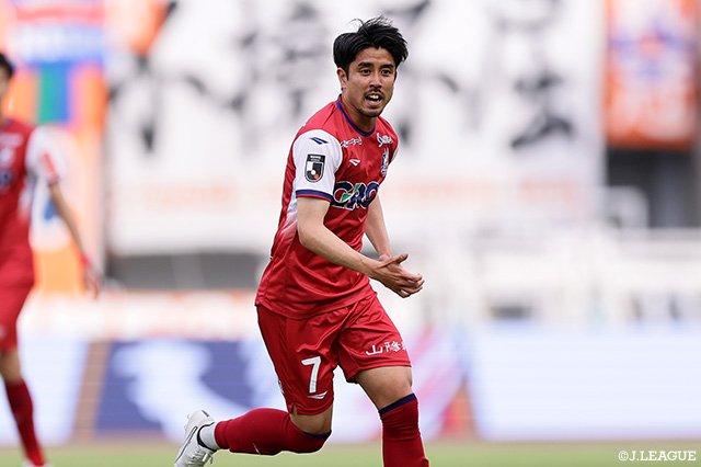 クラブを通じて竹内は「チームのために、クラブのために、自分の全てを注ぎます。今年もトモニタタカウ！」とコメントしています