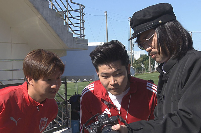 今回はキャンプ取材をまとめた学級新聞を作るため、福本がカメラマンとなり、選手や監督の隠れた一面を激写していきます!