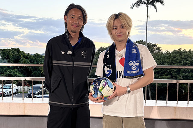 宇佐美選手と「しりとリフティング」でガチ対決！沖縄の夕日をバックにした真剣勝負の行方は？