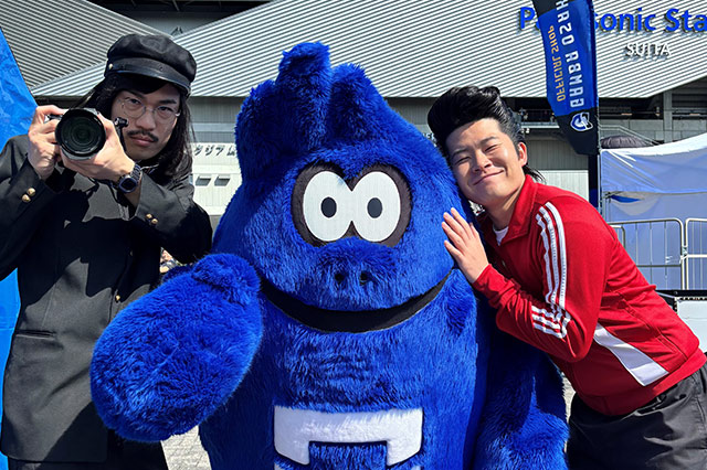 今回、ジョックロックがスタジアムへ!新聞部の福本くんはクラブ・選手・サポーターのボルテージが上がるダービーの現場で、熱き1枚を撮れるのか?