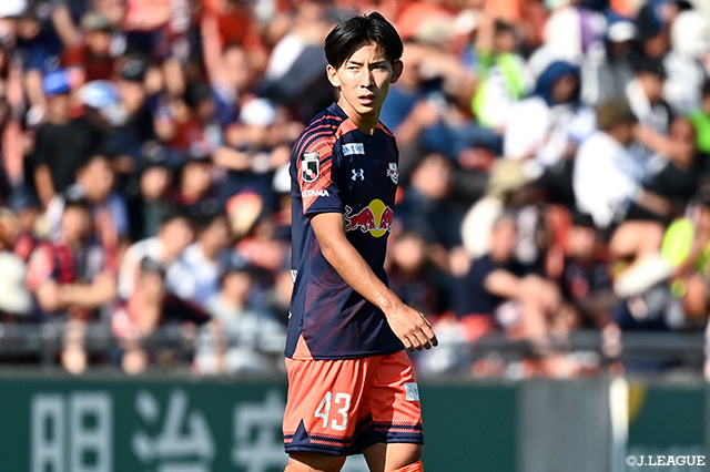 大宮は、U18に所属するMF小林 柚希がプロ契約を締結したことを発表しました