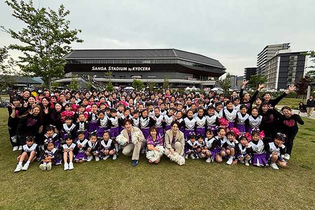 サンガスタジアム by KYOCERAでは、試合前に行われるチアパフォーマンスに3人が加わるスペシャルパフォーマンスを披露!
