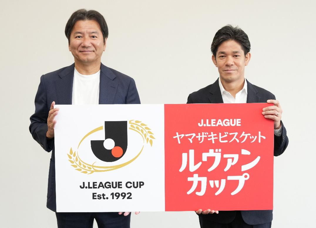 左:Jリーグ チェアマン 野々村 芳和 右:ヤマザキビスケット株式会社 常務取締役 飯島 宏一郎様