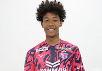 セレッソ大阪は24日、U-18に所属するDFエゼモクェ チメヅェ海がプロ契約を締結したことを発表しました