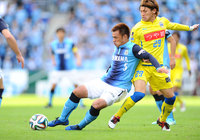 【２０１４Ｊ１昇格プレーオフ　準決勝　磐田vs山形】競り合う駒野（磐田）と川西（山形）（2/5）