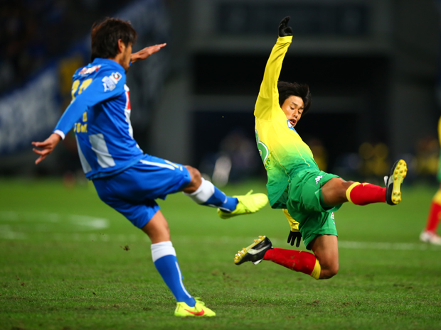 【２０１４Ｊ１昇格プレーオフ　決勝　千葉vs山形】体を張って止める千葉のディフェンス（2/6）