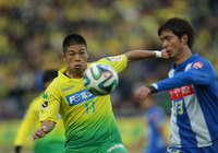 【２０１４Ｊ１昇格プレーオフ　決勝　千葉vs山形】ボールを奪い合う森本（千葉）と石川（山形）（3/6）