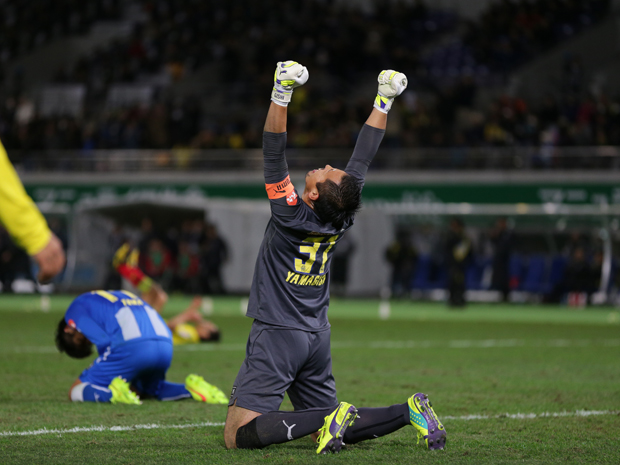 【２０１４Ｊ１昇格プレーオフ　決勝　千葉vs山形】勝利の瞬間、ガッツポーズを見せた山岸（山形）（4/6）