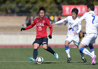 【ＪＳＮＹＣ２０１５ 鹿島vs大分】複数の選手からチェックを受ける遠藤（１／６）