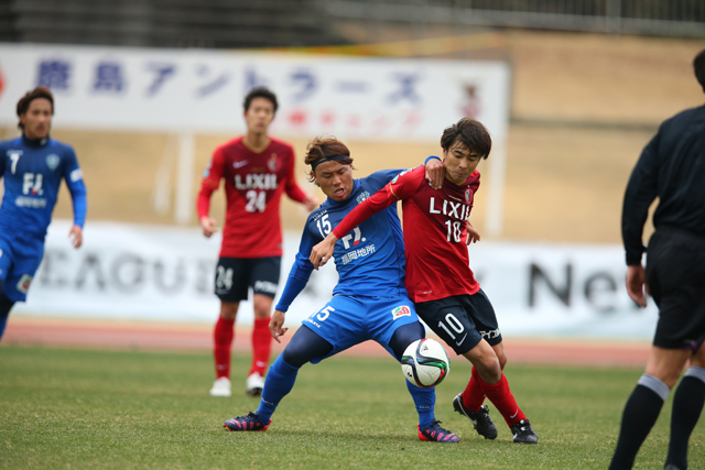 【ＪＳＮＹＣ２０１５ 福岡vs鹿島】激しく競り合う末吉（左）と本山（右）（８／９）