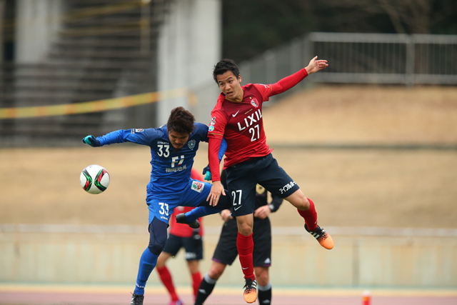 【ＪＳＮＹＣ２０１５ 福岡vs鹿島】空中戦でぶつかる鈴木と梅鉢（６／９）