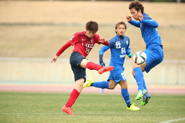 【ＪＳＮＹＣ２０１５ 福岡vs鹿島】シュートを放つ豊川（３／９）