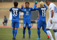 【ＪＳＮＹＣ２０１５ 大分vs福岡】ゴールを決めチームメイトと喜ぶ末吉（７／９）