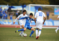 【ＪＳＮＹＣ２０１５ 大分vs福岡】囲まれながらもボールをキープする中原（秀）（６／９）