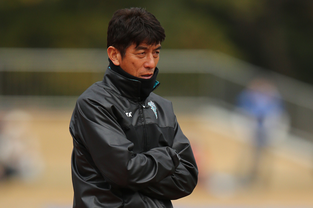 【ＪＳＮＹＣ２０１５ 大分vs福岡】ピッチをみつめる福岡の井原監督（４／９）