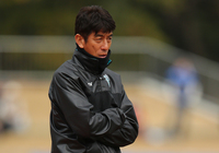 【ＪＳＮＹＣ２０１５ 大分vs福岡】ピッチをみつめる福岡の井原監督（４／９）