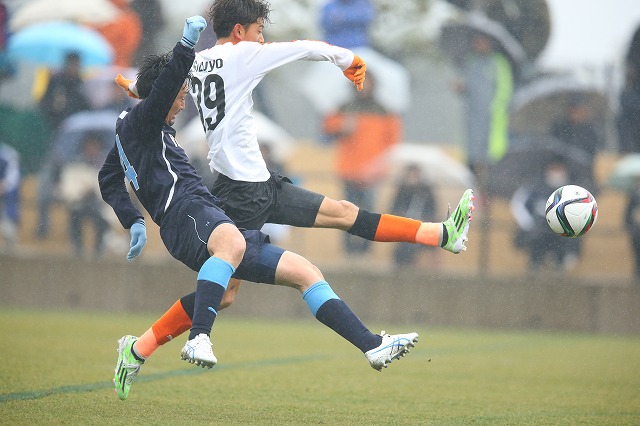 【ＪＳＮＹＣ２０１５ 清水vs磐田】シュートを放つ白崎（清水）（６／１０）