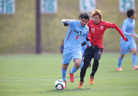 【ＪＳＮＹＣ２０１５ 浦和vs熊本】競り合う石原（浦和）と高柳（熊本）（７／１２）