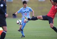 【ＪＳＮＹＣ２０１５ 浦和vs熊本】ボールを奪い合う中山（熊本）と槙野（浦和）（４／１２）