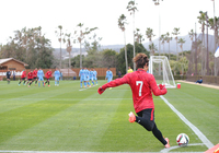 【ＪＳＮＹＣ２０１５ 浦和vs熊本】コーナーキックを蹴る梅崎（浦和）（１／１２）