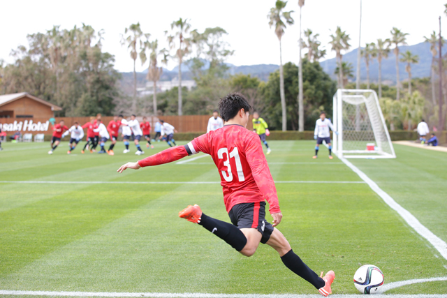 【ＪＳＮＹＣ２０１５ 浦和vs磐田】コーナーキックを蹴る高木（浦和）（６／１１）