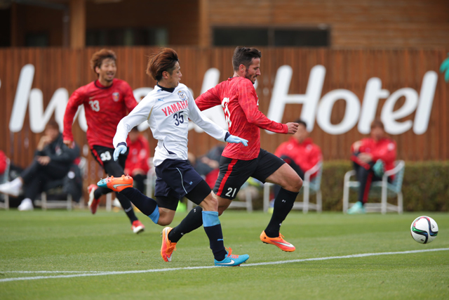 【ＪＳＮＹＣ２０１５ 浦和vs磐田】競り合う森下（磐田）とズラタン（浦和）（５／１１）