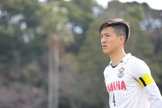 【ＪＳＮＹＣ２０１５ 浦和vs磐田】キャプテンマークを巻く小林（磐田）（３／１１）